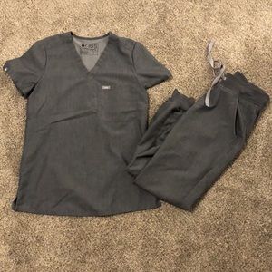 FIGS Catarina scrub top (XXS) and Zamora jogger (XXS PETITE) in graphite